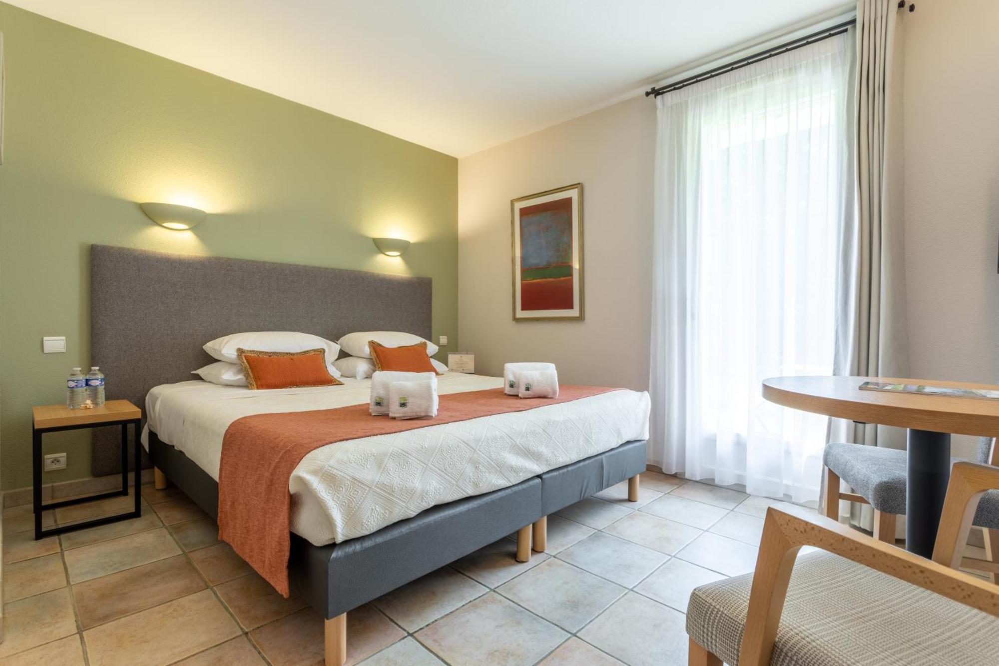 Logis La Bastide De Grignan Hotel & Restaurant "La Chenaie" Екстериор снимка
