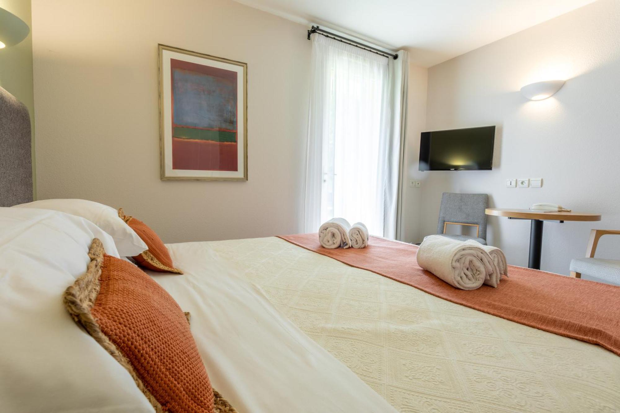Logis La Bastide De Grignan Hotel & Restaurant "La Chenaie" Екстериор снимка