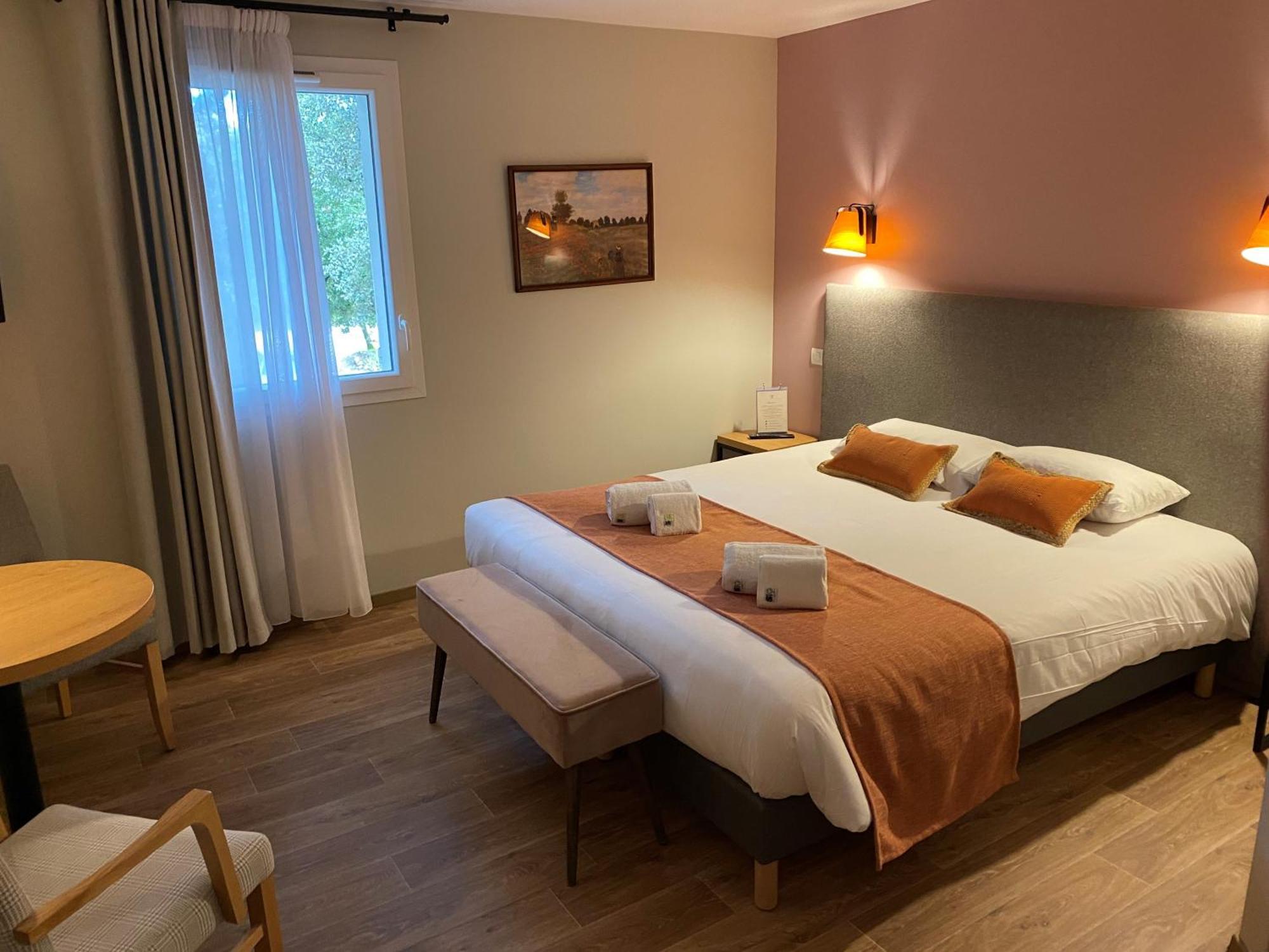 Logis La Bastide De Grignan Hotel & Restaurant "La Chenaie" Екстериор снимка